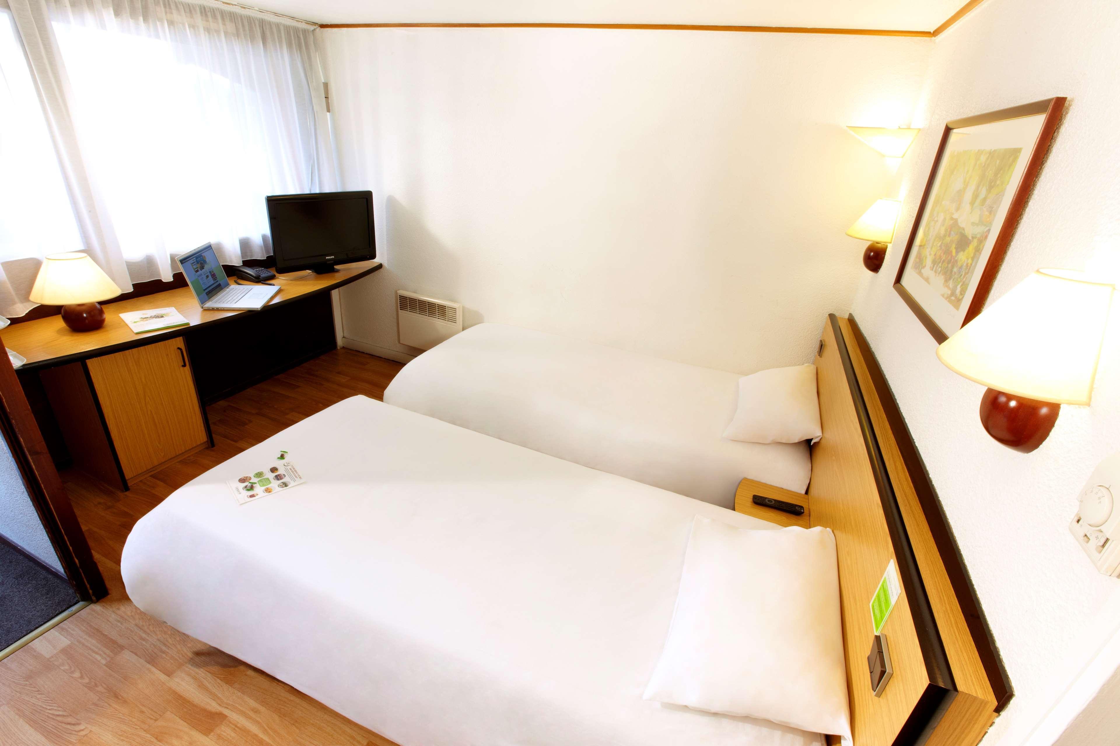Campanile Cholet Hotel Exterior foto
