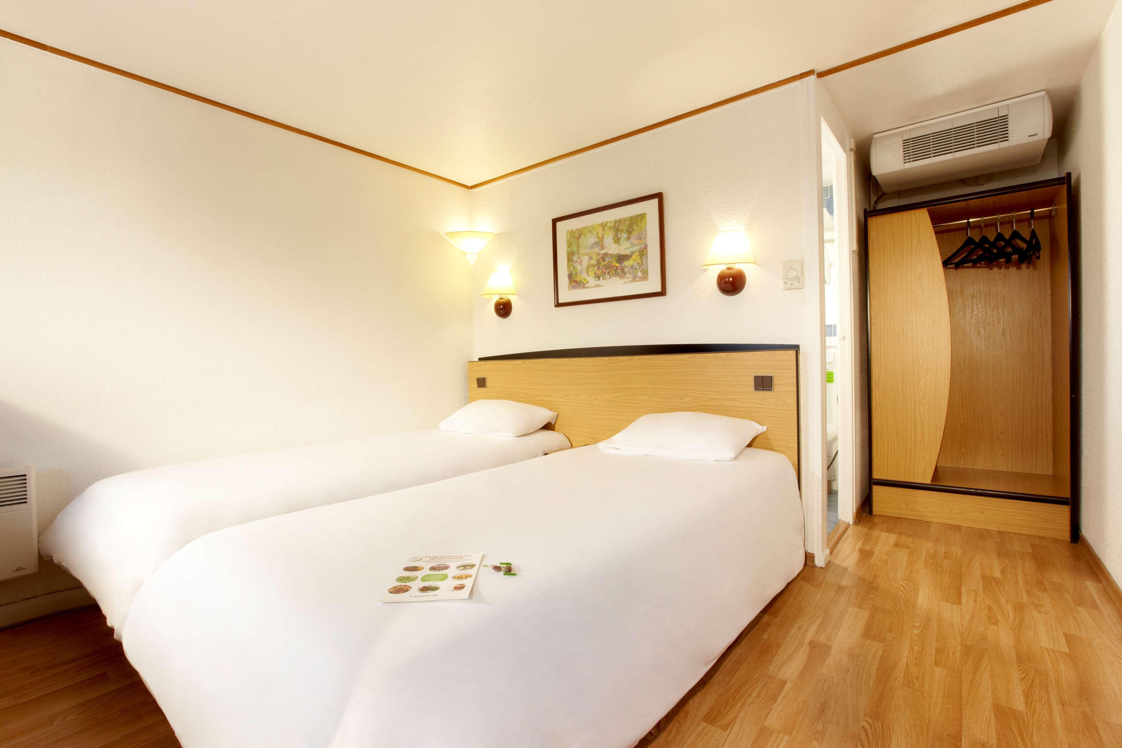 Campanile Cholet Hotel Exterior foto
