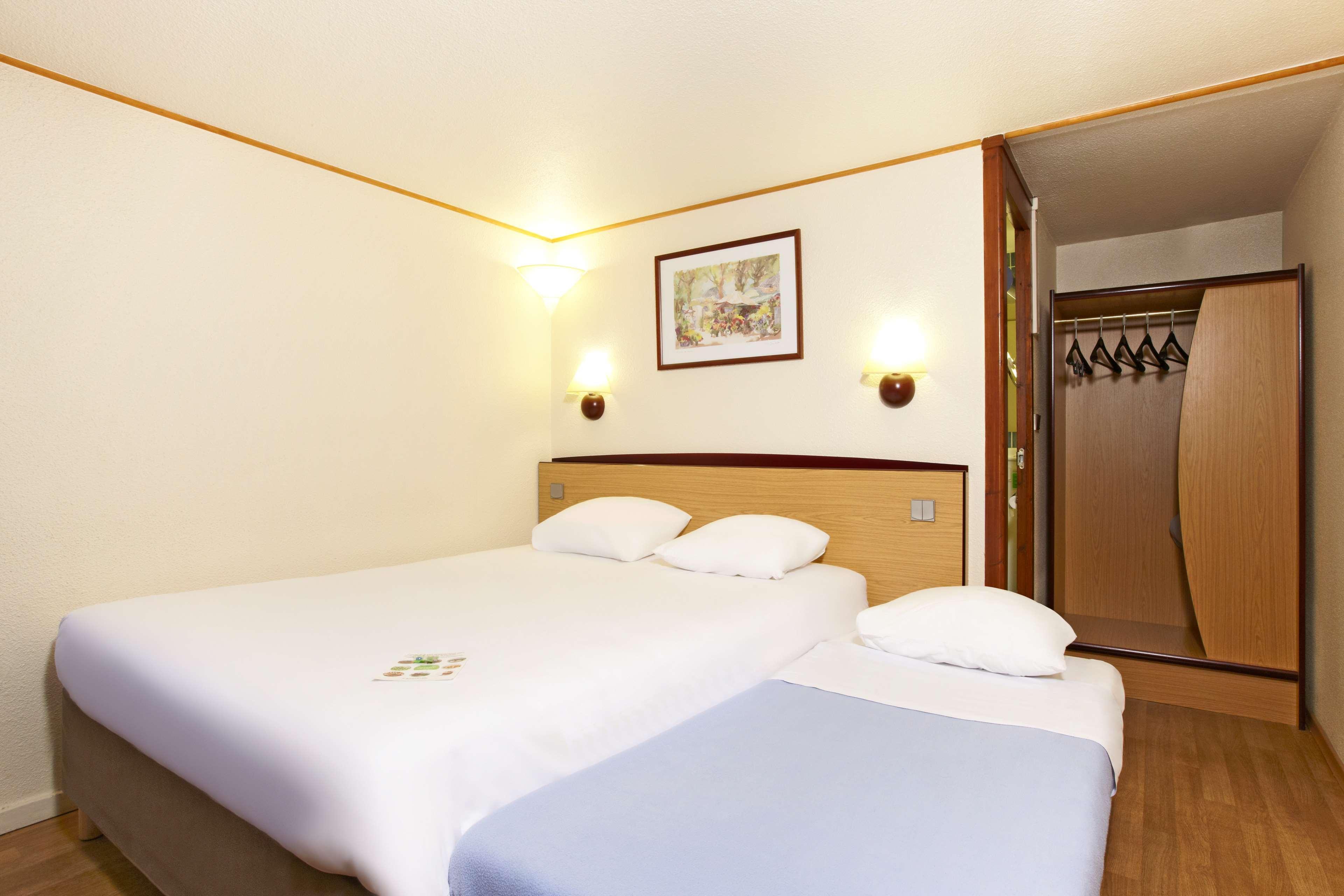 Campanile Cholet Hotel Exterior foto