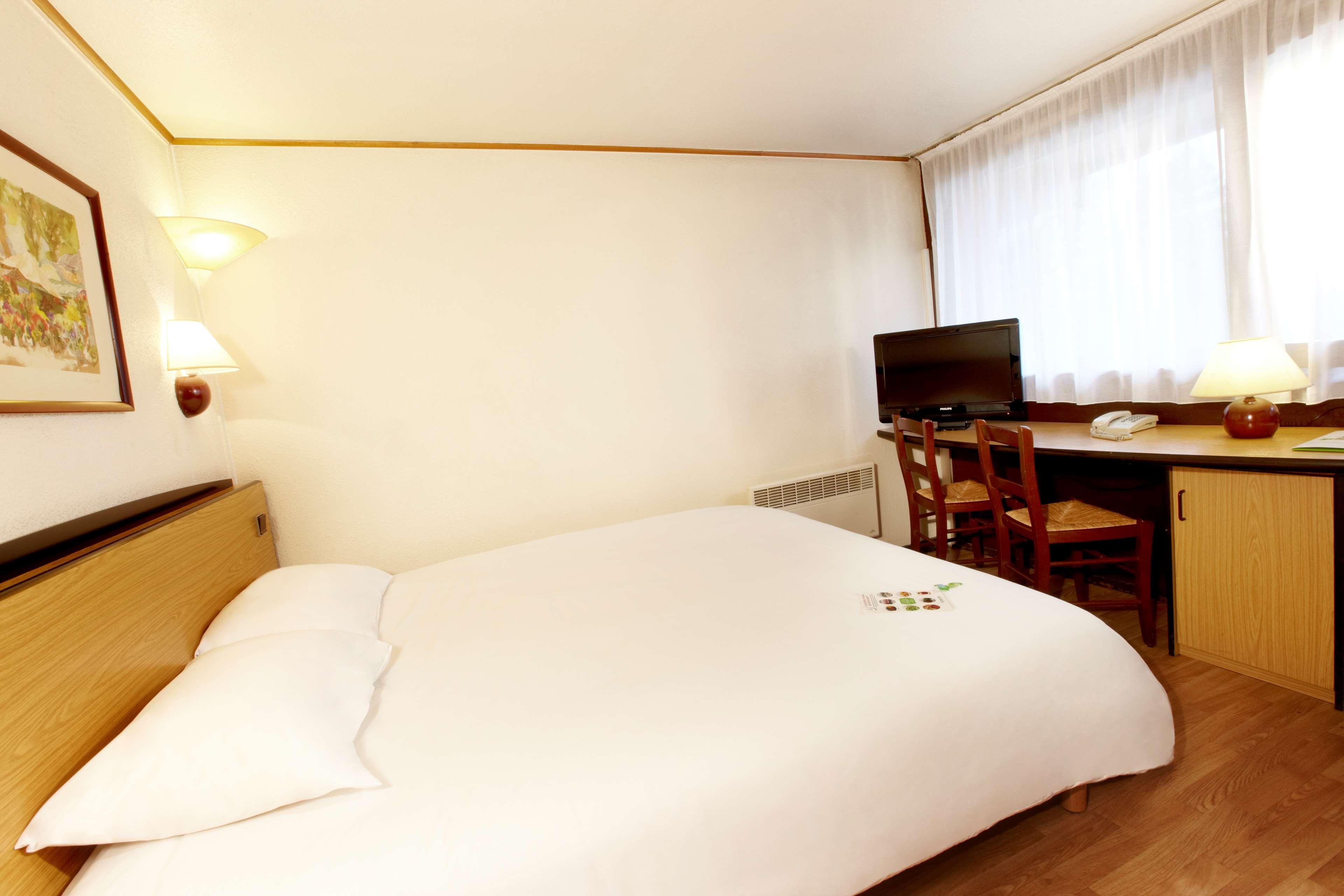 Campanile Cholet Hotel Exterior foto