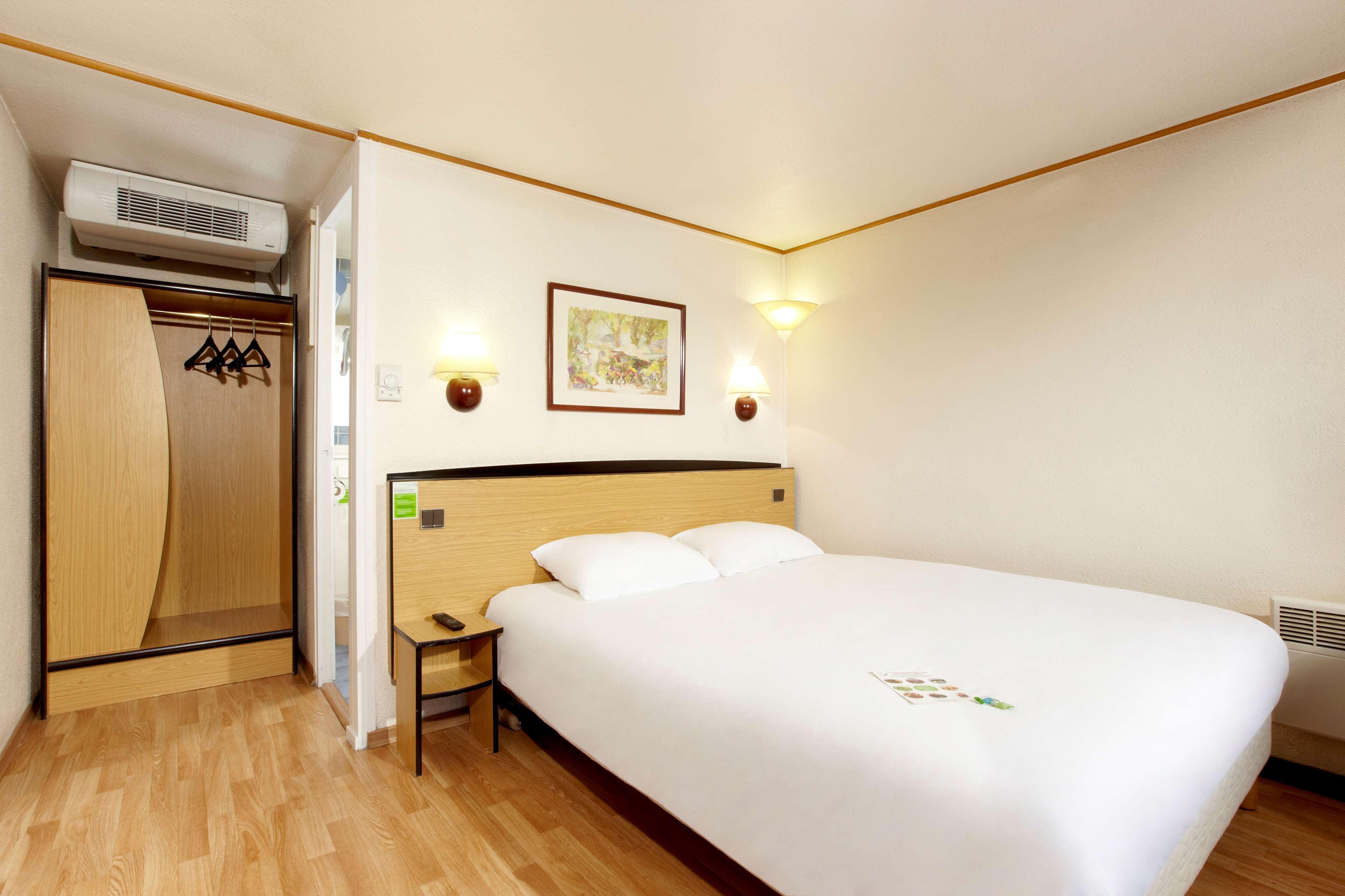 Campanile Cholet Hotel Exterior foto