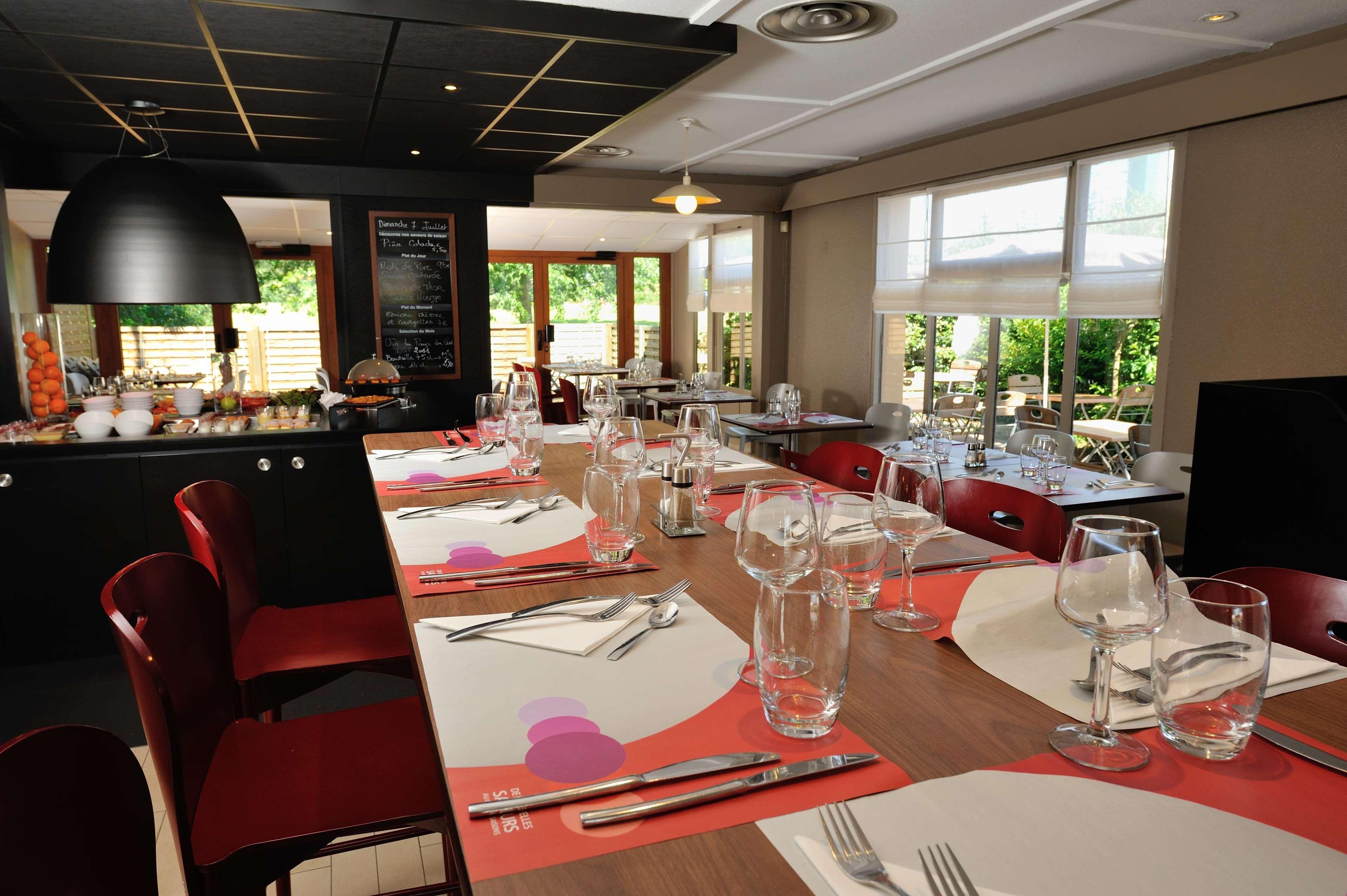 Campanile Cholet Hotel Exterior foto